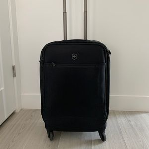 Like New Victorinox Expandable 22-inch Soft Carry-on Spinner